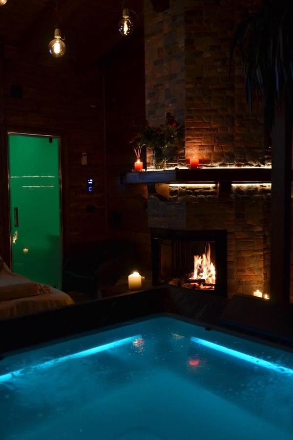 Mini spa in chalet bosco Cisternino Esterno foto